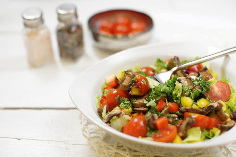 Salat mit gebratenen Champignons • Genius Rezeptwelt
