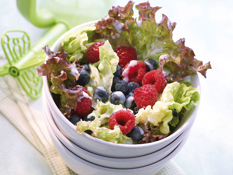 Gruner Salat Mit Beeren Und Buttermilch Dressing Genius Rezeptwelt