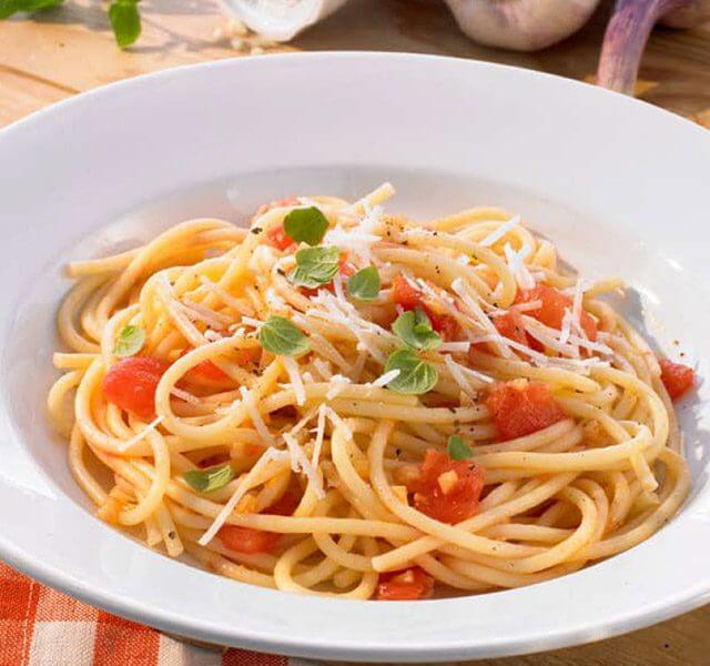 Spaghetti mit frischen Tomaten