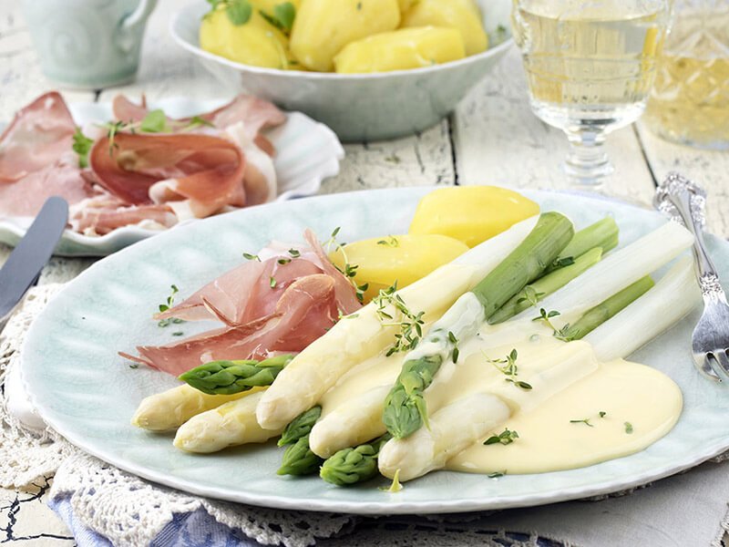 Spargel mit selbstgemachter Sauce Hollandaise • Genius Rezeptwelt