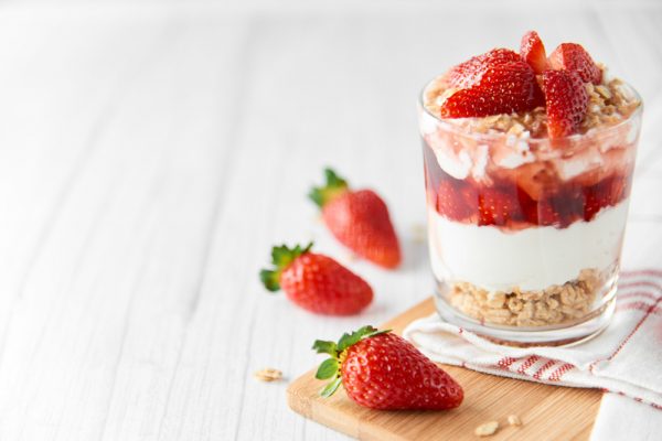 Erdbeer-Joghurtcreme mit Knuspersand • Genius Rezeptwelt