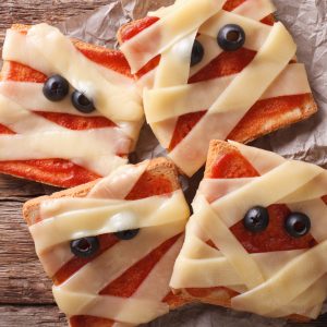 Halloween Mumien Pizza-Toast