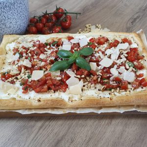 Blätterteig-Tarte mit Ricotta und Tomaten