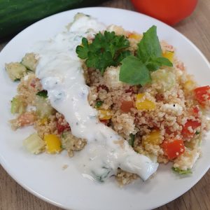 Couscous-Salat mit Joghurt Sauce