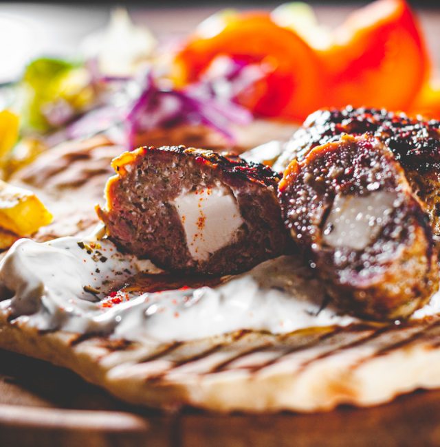 Bifteki – Griechische Frikadellen gefüllt mit Schafskäse
