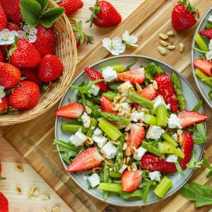 Spargelsalat mit Erdbeeren und Feta