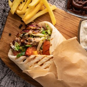 Gyros Pita mit Zaziki und Salat