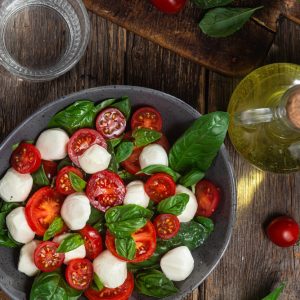 Tomaten-Mozzarella-Salat mit Basilikum