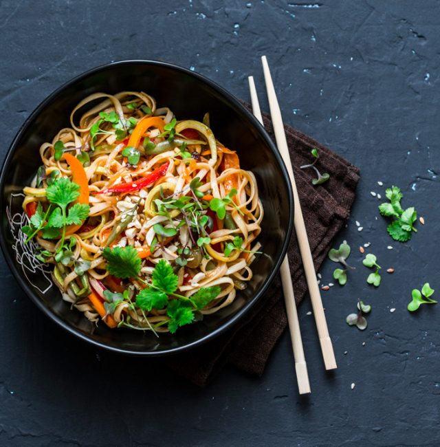 Asiatische Zucchini Spaghetti mit Erdnusssauce