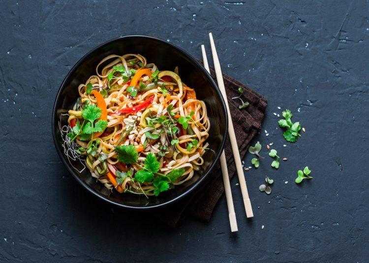 Asiatische Zucchini Spaghetti mit Erdnusssauce