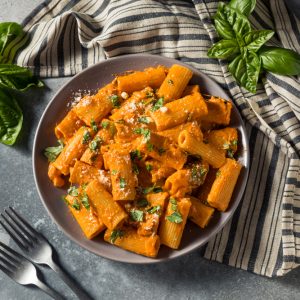 Pasta mit Tomatensahnesauce und Parmesan