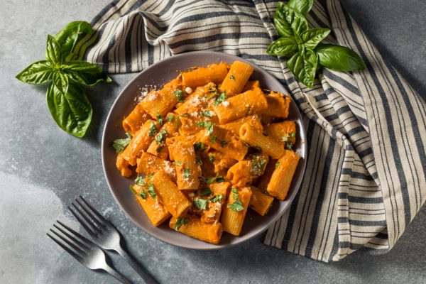 Pasta mit Tomatensahnesauce und Parmesan