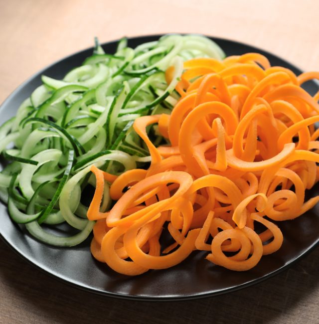 Karotten-Gurken-Spaghetti mit Ingwer
