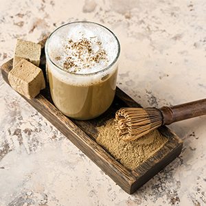Heißer Hojicha-Latte
