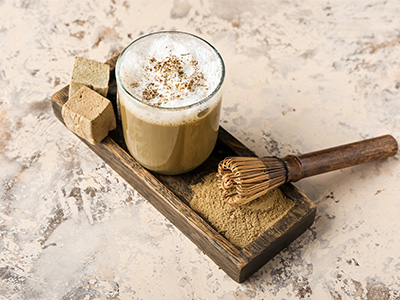 Heißer Hojicha-Latte